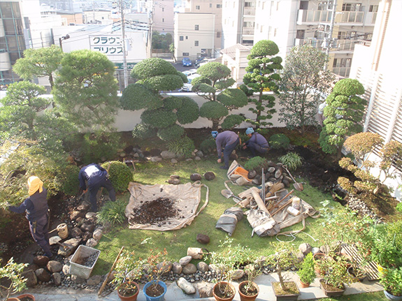 庭園撤去作業中